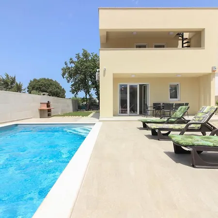 Sunshine With Private Hydromassage Pool Near The Villa