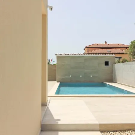 Sunshine With Private Hydromassage Pool Near The Villa Peroj