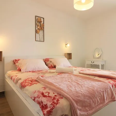 Sunshine With Private Hydromassage Pool Near The Villa